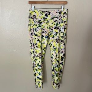 NWT Old Navy High Rise Crop Active Legging. Large